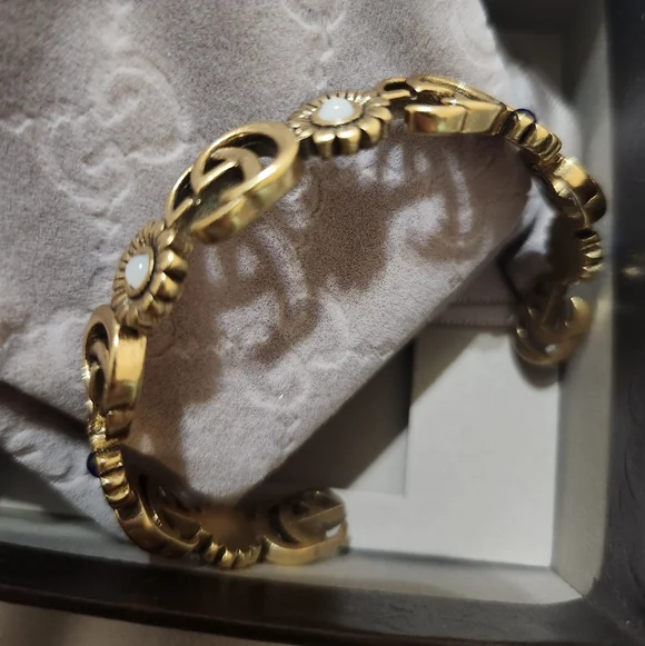 Auth. Gucci GG Marmont flower cuff bracelet in aged gold-tone metal - Picture 13 of 16